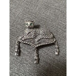 Avon Cat Pillow Brooch‎ Vtg Textured Silver Tone Dangles Green Glass Eyes 2"